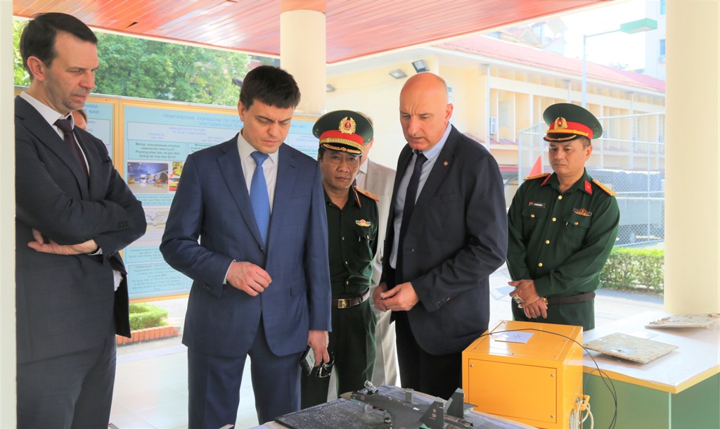 Bộ trưởng M.M Kotyukov xem các sản phẩm KH&CN của Viện Độ bền nhiệt đới/TTNĐ Việt-Nga